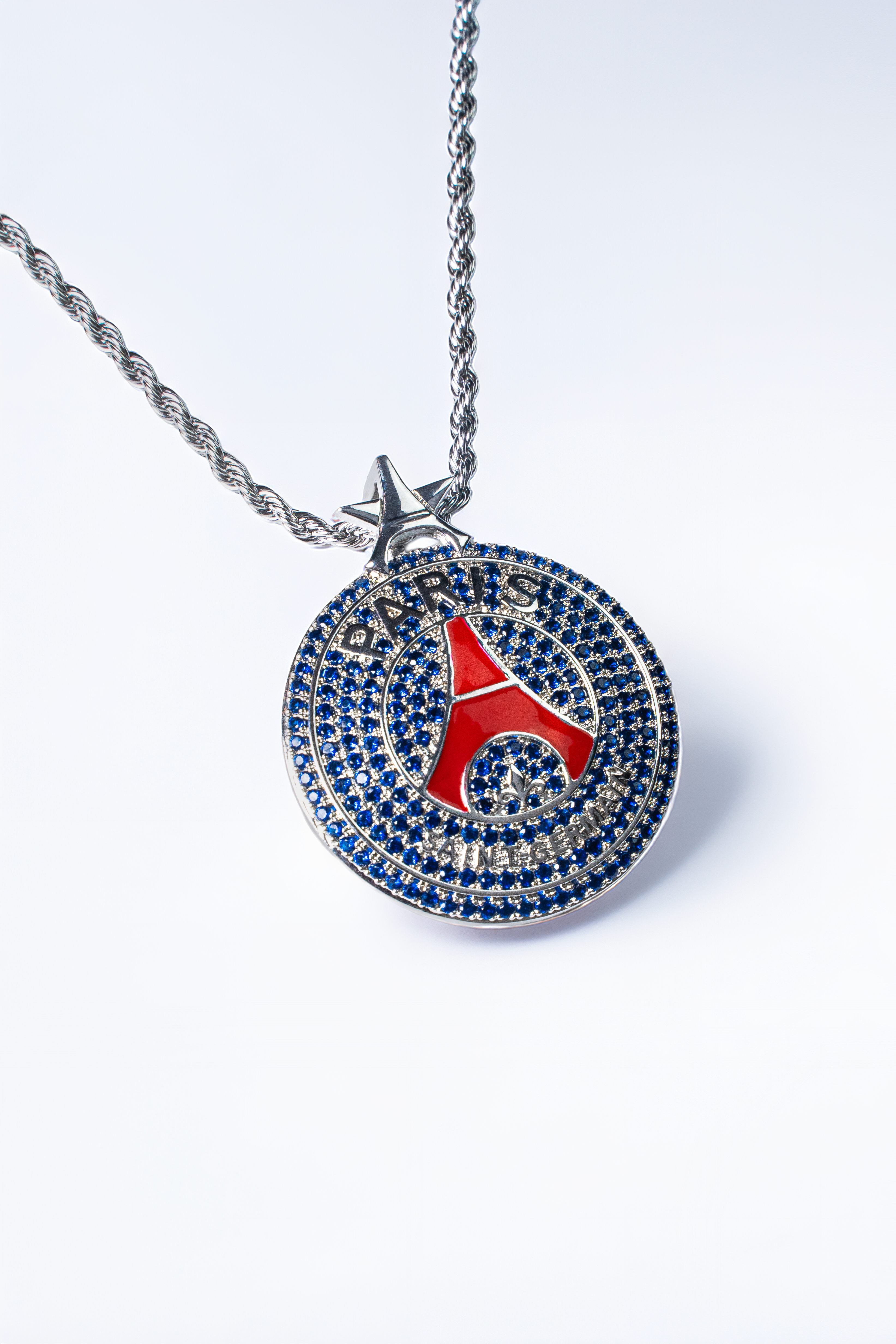 Pendentif PSG avec Étoile – L’hommage bijou à la victoire historique du Paris Saint-Germain