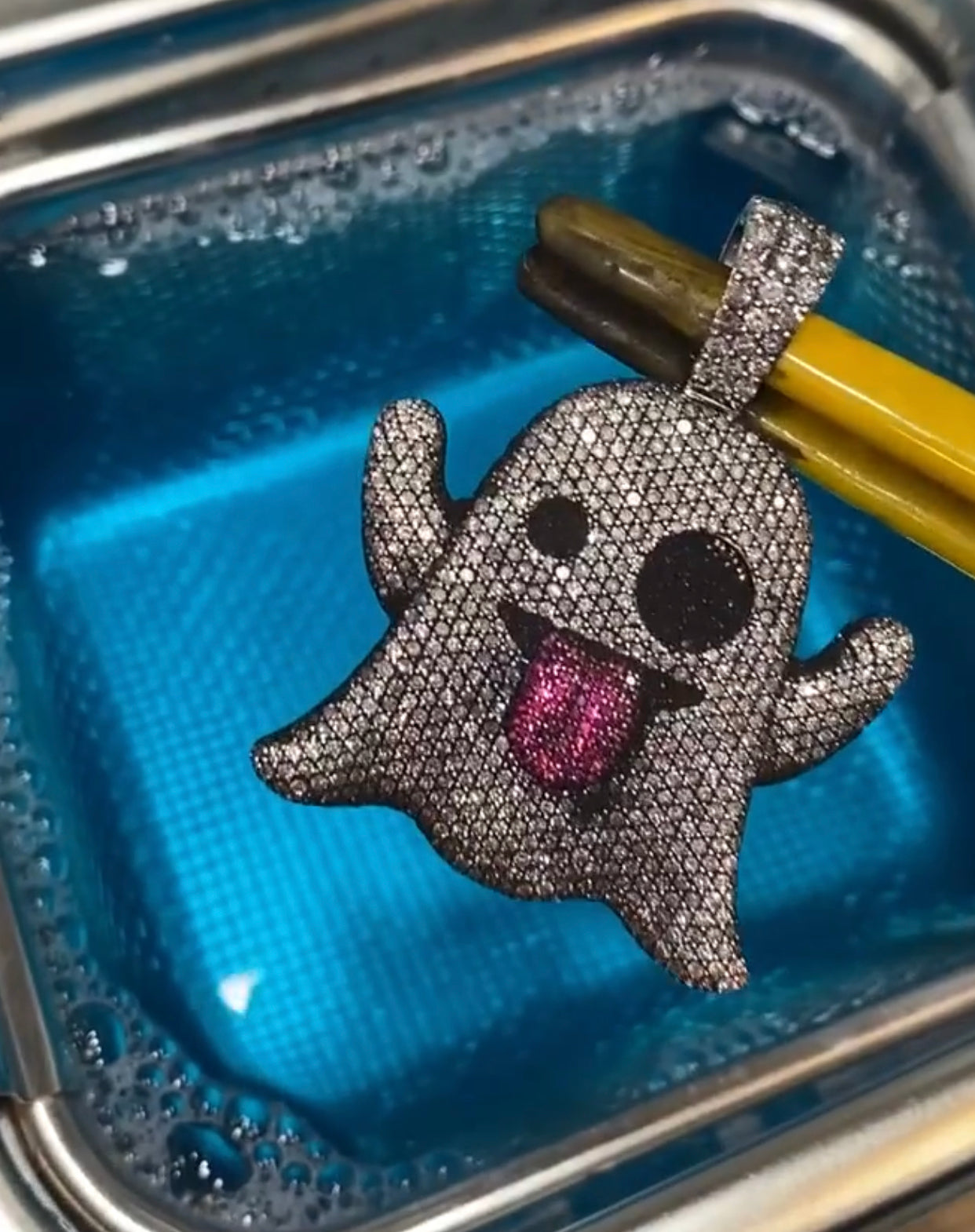 Guide Complet d'Entretien des Bijoux en Or, en Argent et Plaqués : Préservez leur Éclat et Durabilité