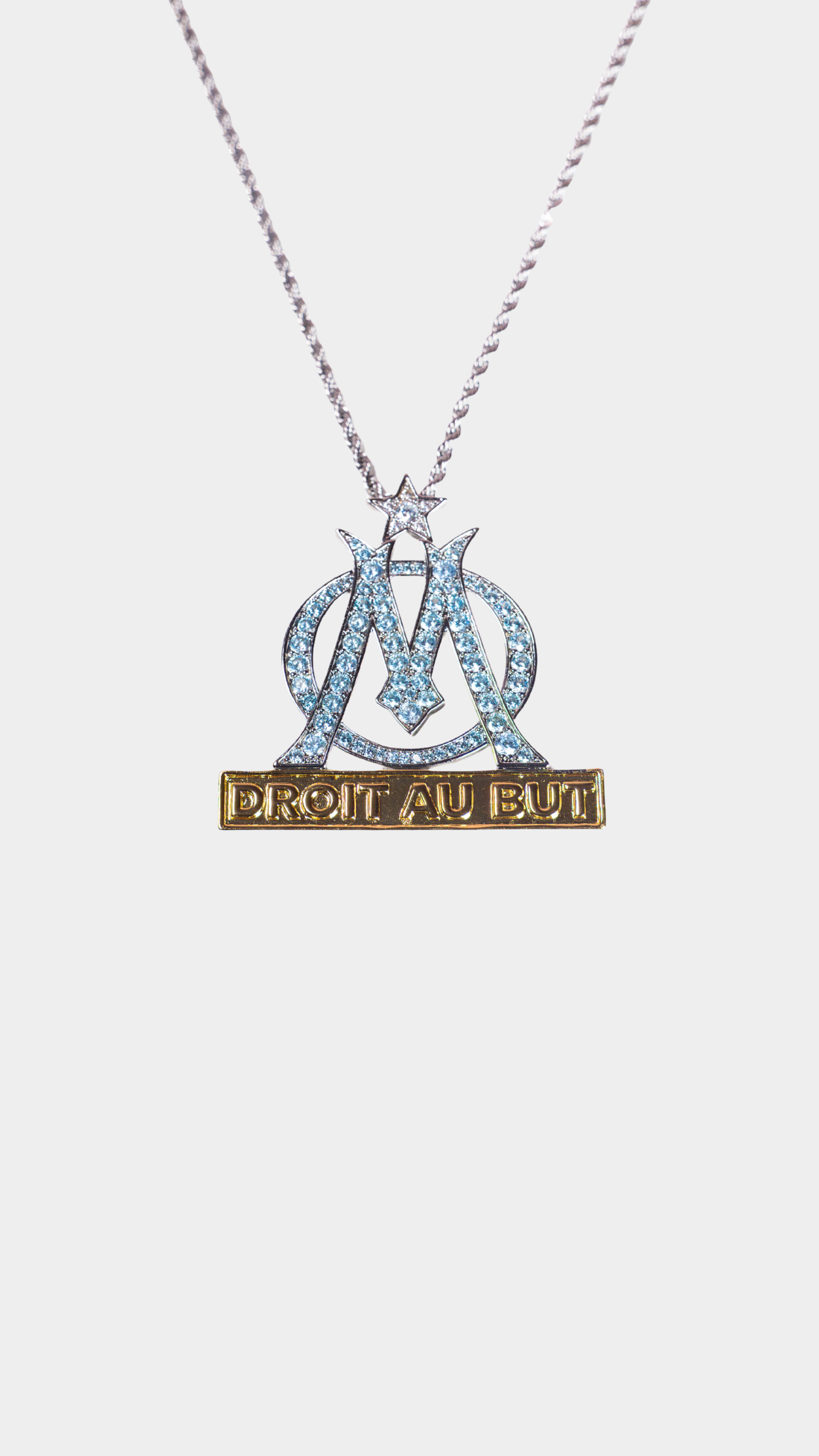 Pendentif OM : Un Bijou Unique pour Immortaliser l’Histoire de l’Olympique de Marseille