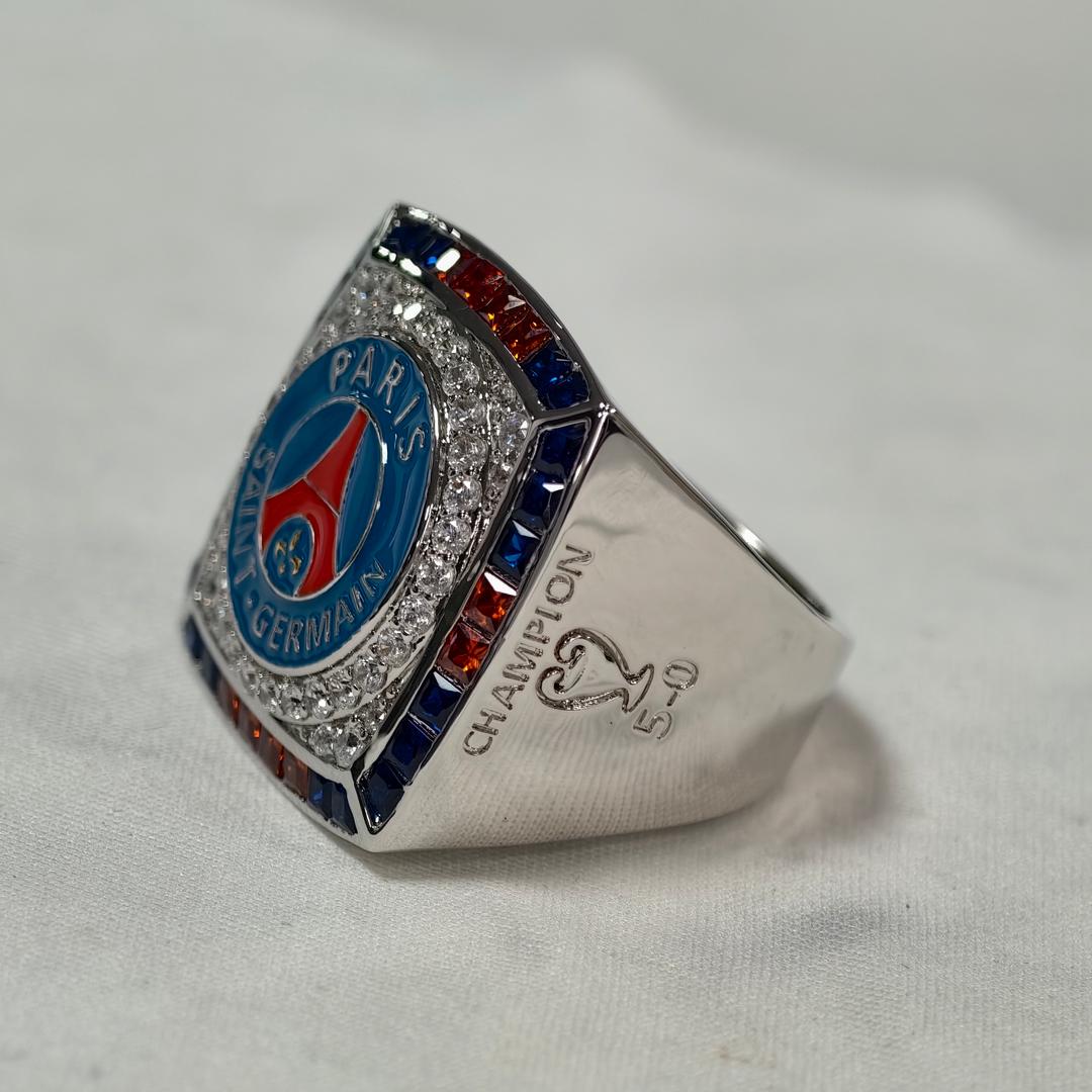 La bague PSG Diamond Rock : une chevalière emblématique réalisée sur mesure